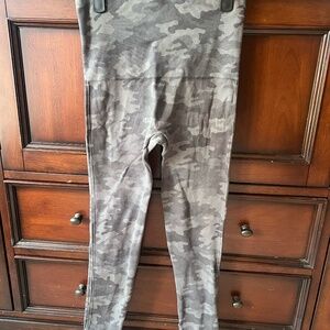 Spanx Look At Me Know Capris - Grey Camo - Size Small - Like New